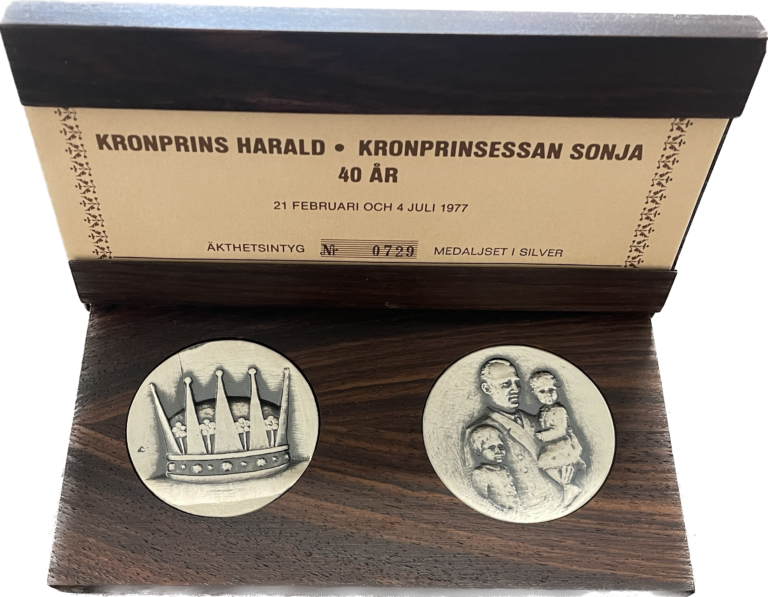 Smukt Medalje sæt- Kronprins Harald og Kronprinsessan sonja 40 år