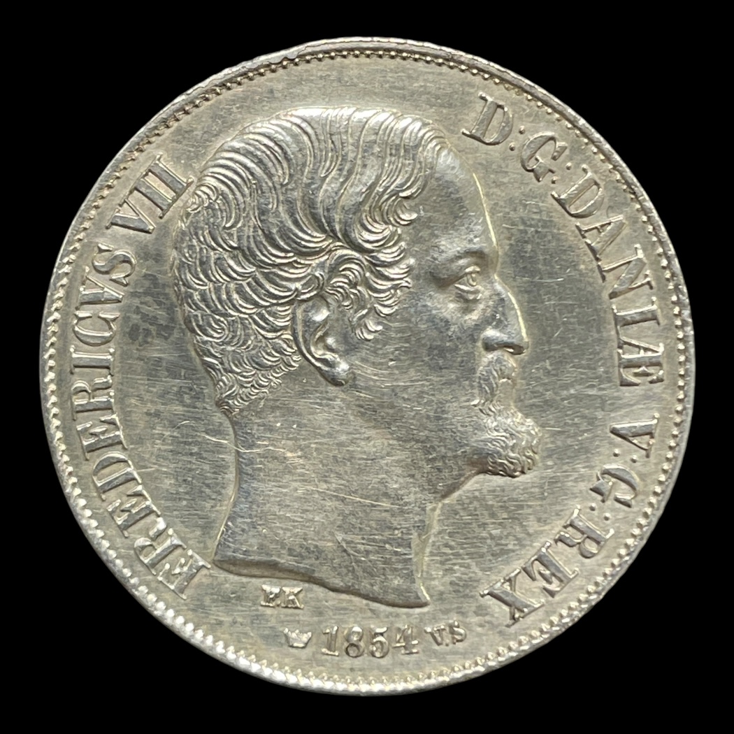 1 Rigsdaler 1854 Sieg 13.1. Sølv (.875) Vægt 14.447 gram NB: Tidligere renset!